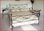 Кованые кровати в салоне кованной мебели